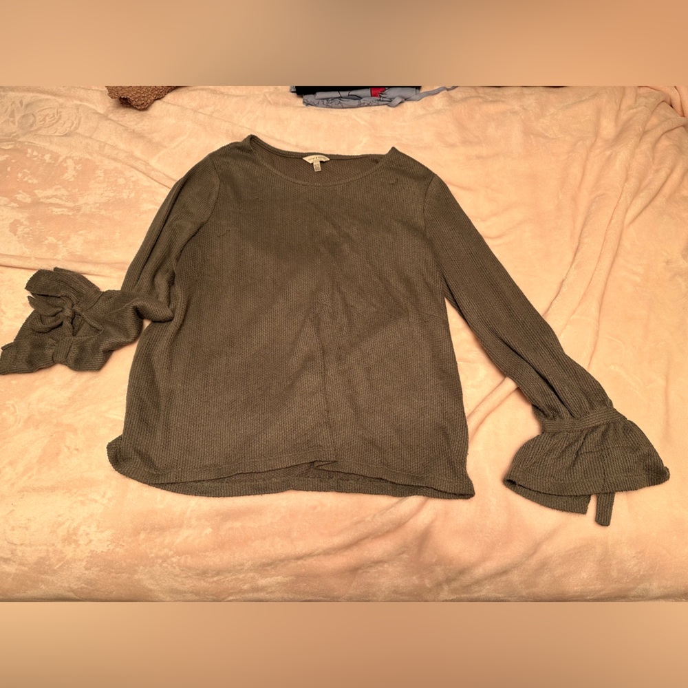 Lucky brand olive top - XL cute sleeve detail